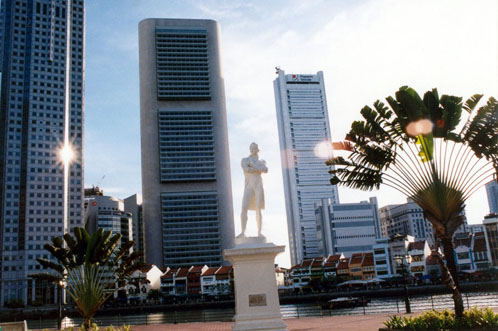 位于新加坡河北岸，所塑为英国人斯坦福・莱佛士。据说雕像所在地就是他1819年1月29日初来新加坡时的登陆地点。莱佛士上岸后，向新加坡引进了英国式的司法体系，进而将新加坡逐渐演变为一现代通商口岸。莱佛士被认为是现代新加坡的缔造者。